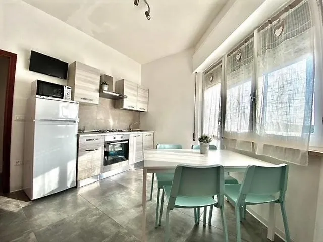 Frontespiaggia * 切尔维亚